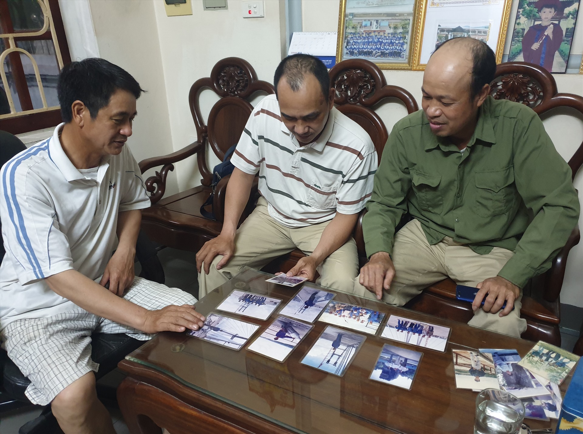 Nghỉ việc tại Cty cổ phần Cầu 12, hiện anh Nguyễn Văn Tuân, Phạm Quang Cường, Phạm Tiến Hoan (từ phải qua) đang làm bảo vệ cho một công trình xây dựng ở Gia Lâm (Hà Nội). Ảnh: Trần Tuấn