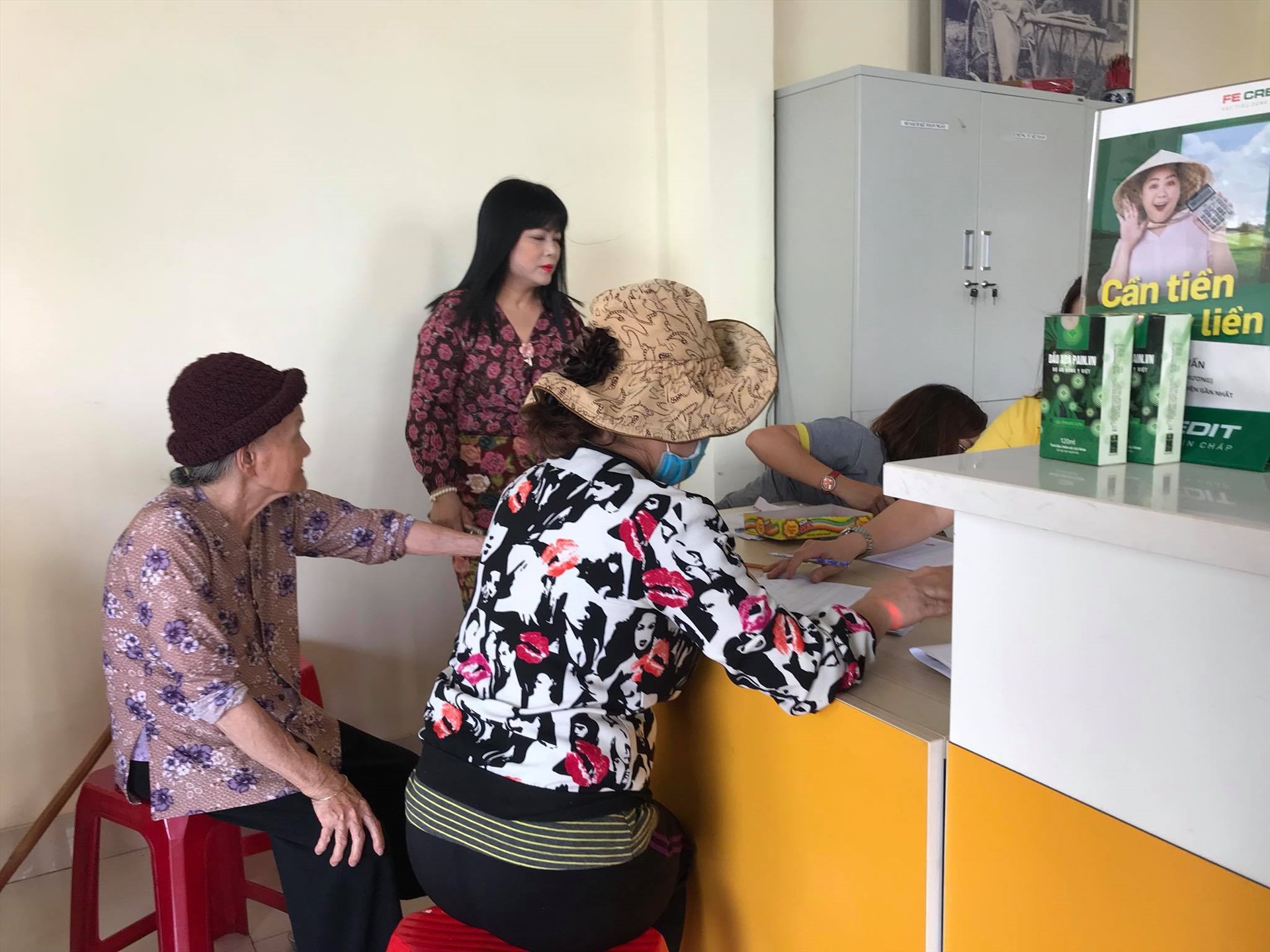 Người dân nhận tiền từ gói hỗ trợ 62.000 tỉ đồng của Chính phủ. Ảnh: Bảo Trung