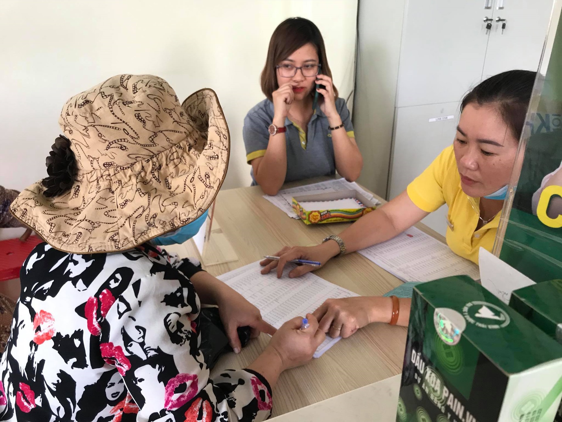 Người dân nhận tiền từ gói hỗ trợ 62.000 tỉ đồng của Chính phủ. Ảnh: Bảo Trung