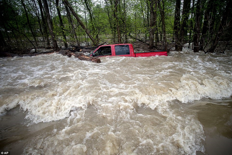 Cảnh báo lũ quét ở Michigan sau khi 2 đập vỡ. Ảnh: Reuters