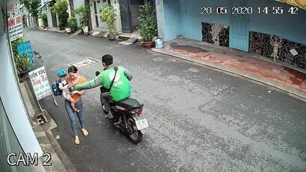 Tài xế xe ôm công nghệ cướp giật điện thoại bị camera an ninh ghi lại. Ảnh: Cắt từ clip.