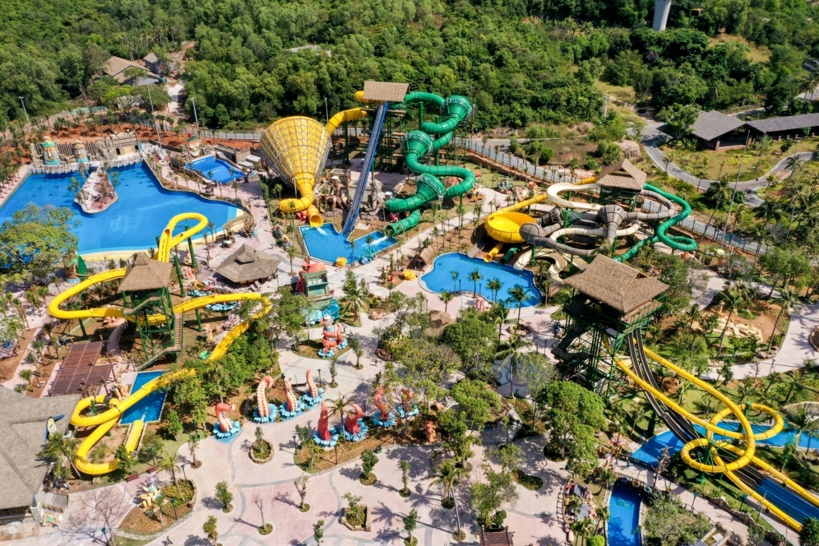 Công viên nước Aquatopia Water Park giúp Hòn Thơm trở thành một trong những đảo có hạ tầng du lịch tốt nhất Việt Nam hiện nay.