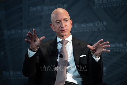 Theo tính toán của Forbes, tính đến ngày 21.5, tài sản ròng của CEO Amazon đạt 150,3 tỉ USD. Mức tài sản này cũng cao hơn rất nhiều so với thời điểm trước khi Jeff Bezos ly hôn và chia cho vợ mình - bà MacKenzie 25% tổng tài sản, tương ứng với 4% cổ phiếu của Amazon, trị giá 38 tỉ USD. Chỉ trong 3 tháng qua, Jeff Bezos kiếm được 22,6 tỉ USD.