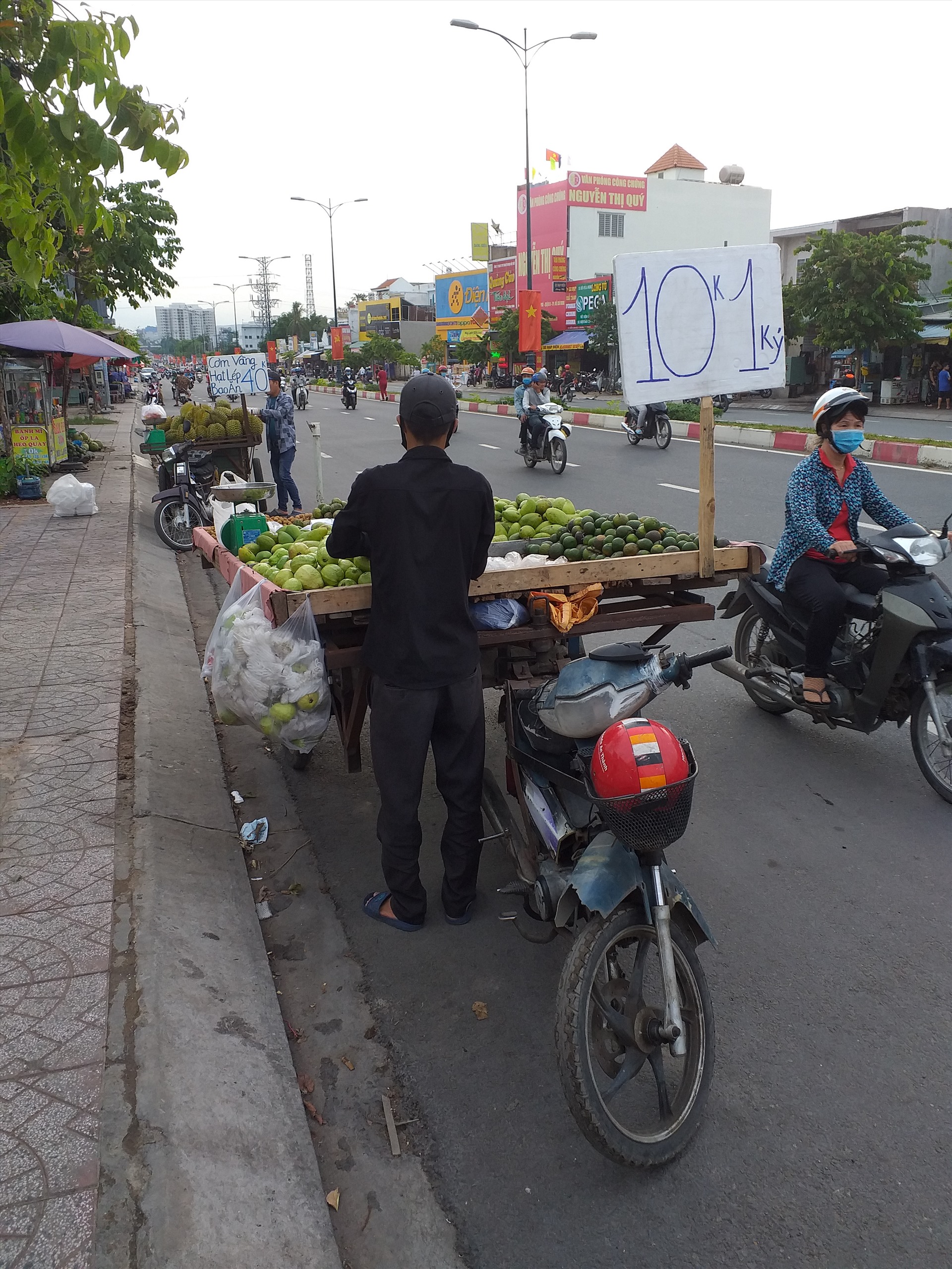 Nhiều xe đẩy trái cây lấn chiếm lòng đường. Ảnh: Ngọc Bích