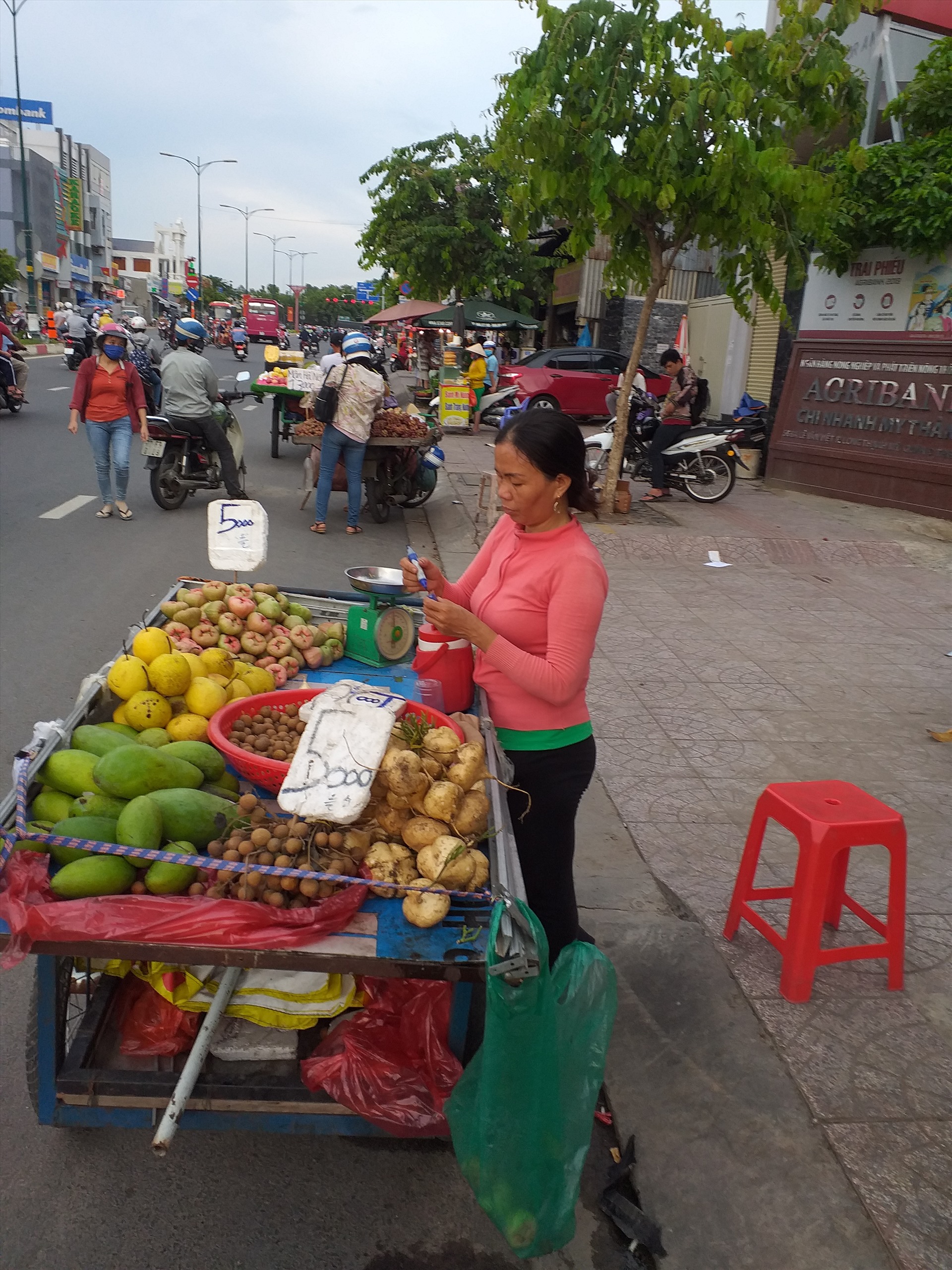 Khi khách tham gia mua hàng thường gây ùn tắc, đồng thời gây nguy hiểm cho người đi bộ và tham gia giao thông. Ảnh: Ngọc Bích