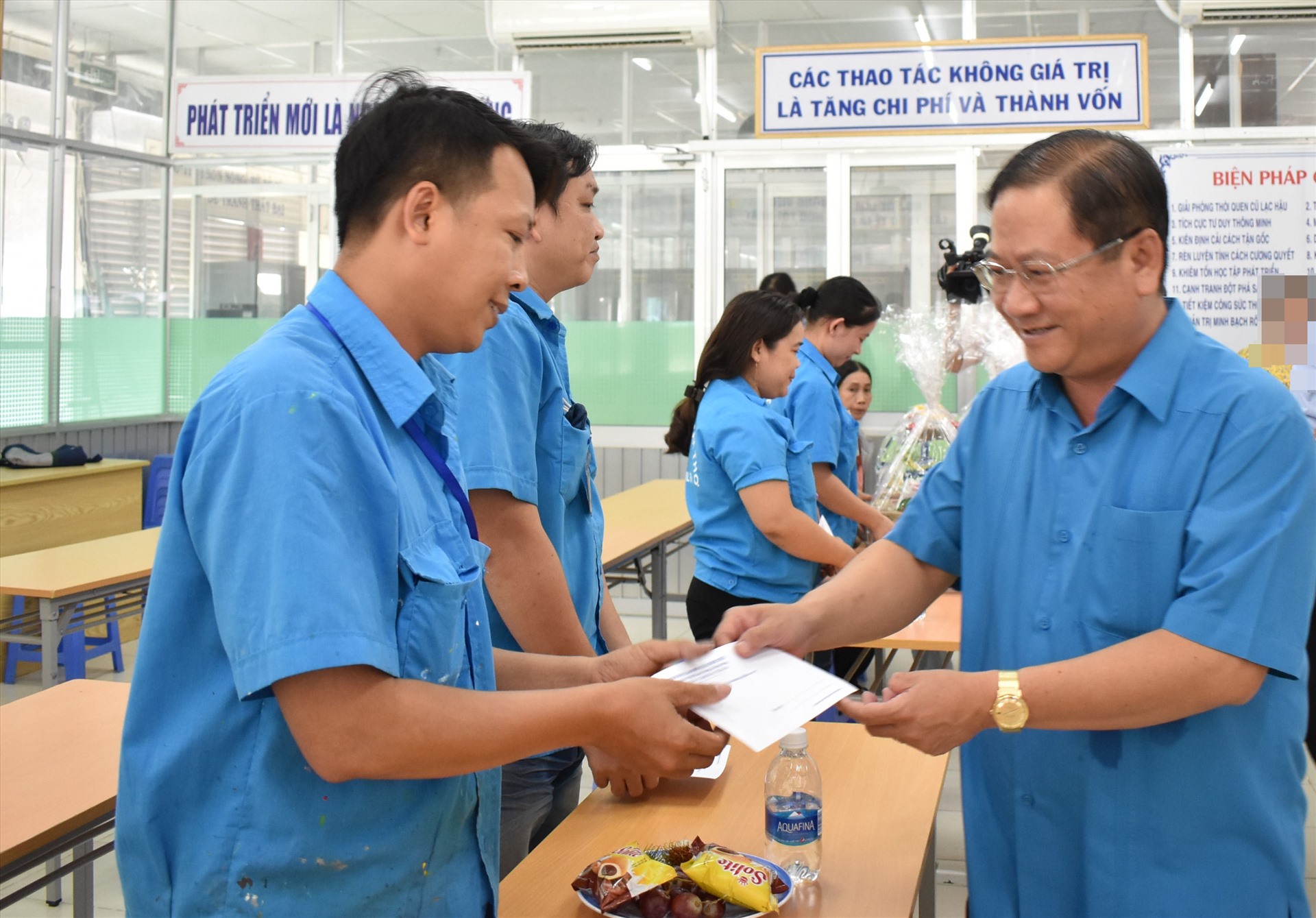 ông Trần Quốc Vũ - Bí thư Quận ủy Bình Thủy trao quà cho người lao động. Ảnh: Thành Nhân