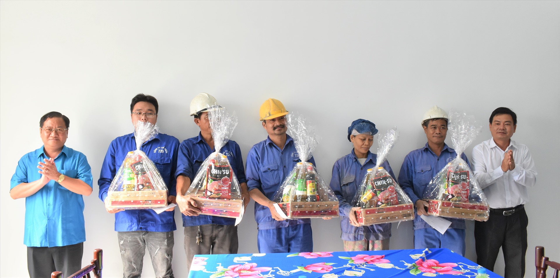 Những món quà cho đến tay người lao động của tổ chức Công đoàn TP.Cần Thơ và Quận ủy Bình Thủy kịp thời động viên người lao động yên tâm sản xuất. Ảnh: Thành Nhân