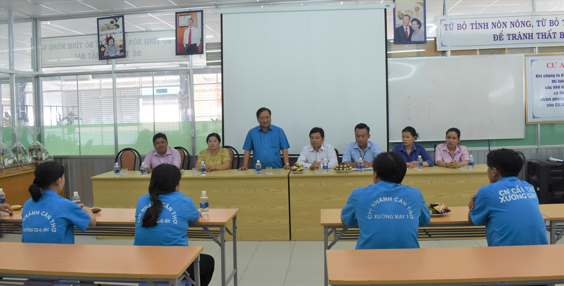 Đoàn công tác LĐLĐ TP.Cần Thơ phối hợp cùng Quận ủy Bình Thủy (TP.Cần Thơ) và LĐLĐ quận Bình Thủy (TP.Cần Thơ) đi thăm công nhân lao động tại chi nhánh Công ty BITIS tại Cần Thơ . Ảnh: Thành Nhân