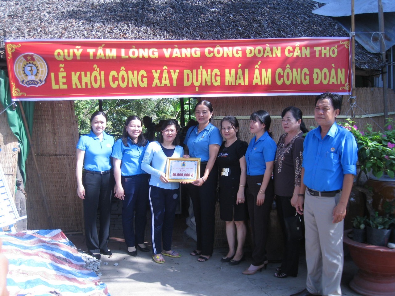 LĐLĐ TP.Cần Thơ phối hợp cùng LĐLĐ quận Ô Môn (TP.Cần Thơ) tổ chức khởi công “Mái ấm Công đoàn” cho đoàn viên Nguyễn Thị Cẩm Hường. Ảnh: Thành Nhân
