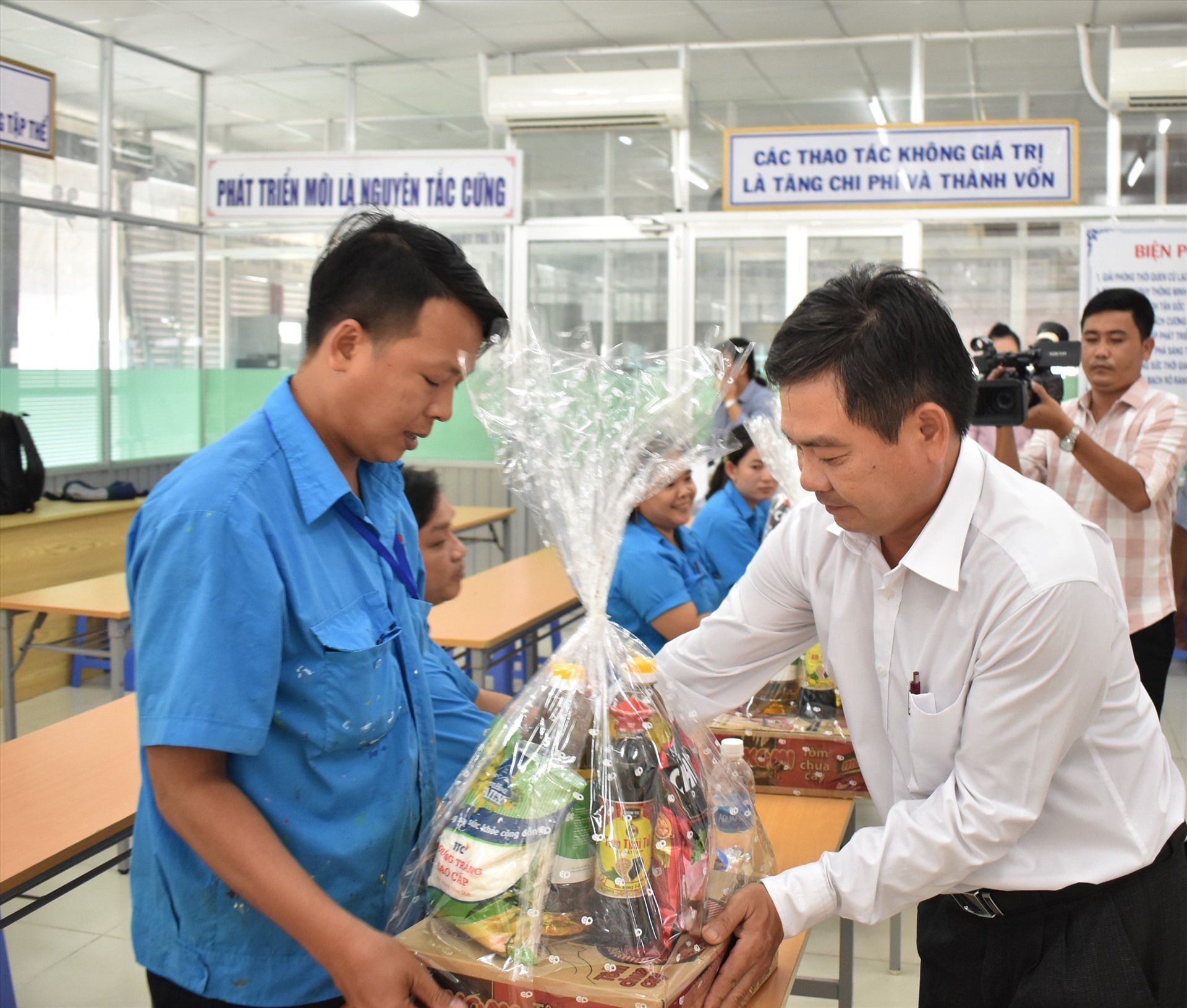 Ông Đoàn Văn Dũng - Phó Chủ tịch LĐLĐ TP.Cần Thơ trao quà cho người lao động. Ảnh: Thành Nhân