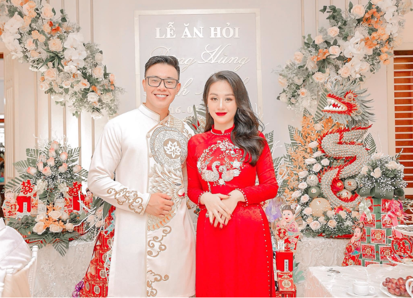 Ca sĩ Đông Hùng bất ngờ chia sẻ hình ảnh ăn hỏi bên bạn gái hotgirl. Ảnh: Đôgn Hùng.