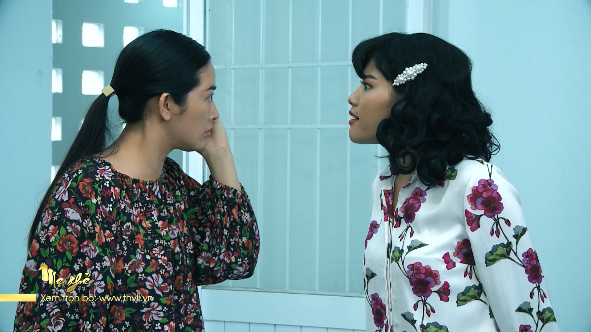 Nga thẳng tay tát Tuyết. Ảnh: Phim Mẹ ghẻ.