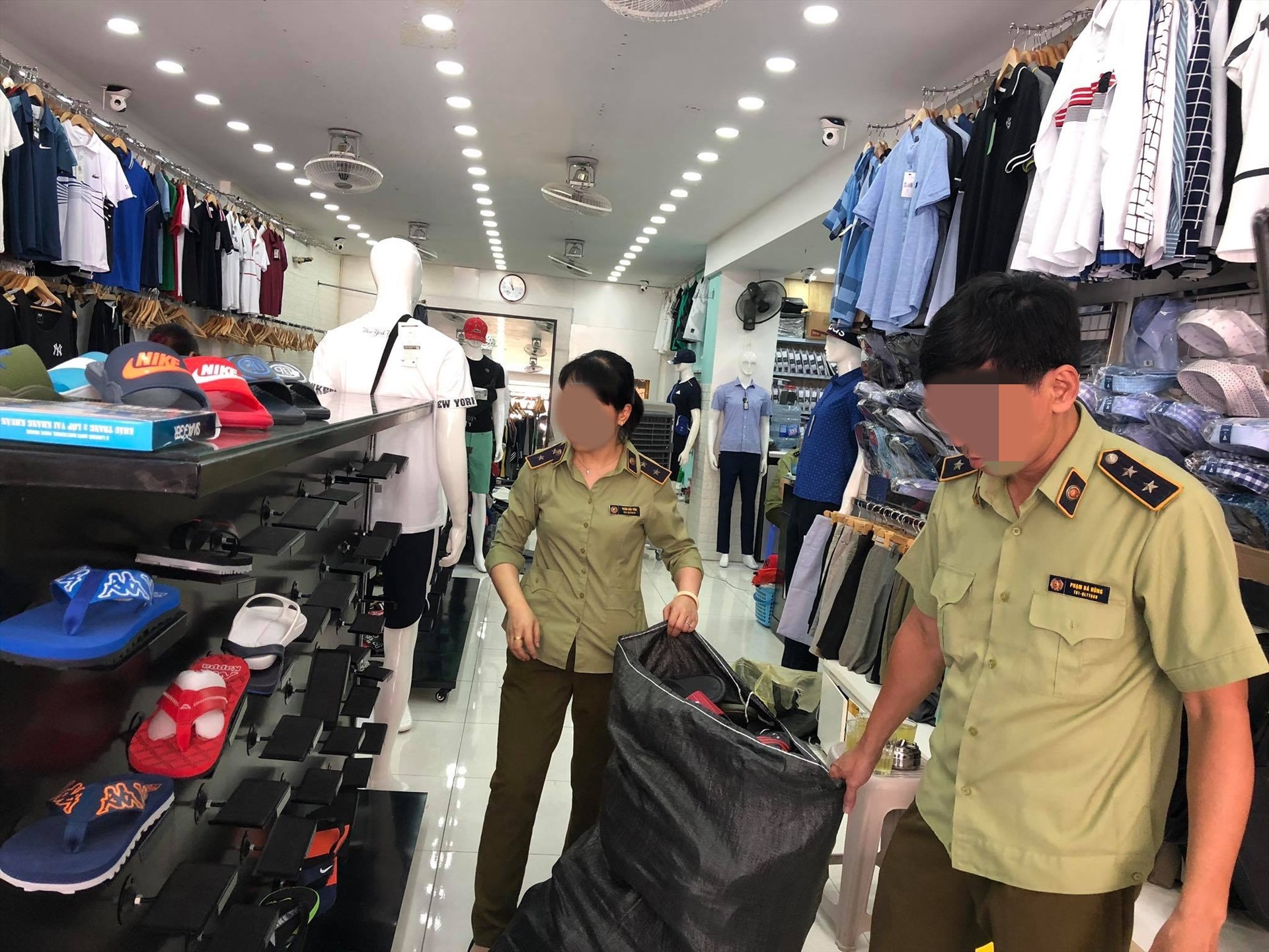 Lực lượng Quản lý thị trường đã tạm giữ để kiểm tra. Ảnh: Cường Ngô
