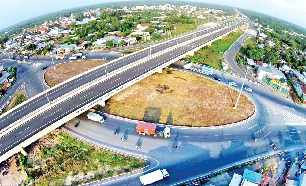 Đường cao tốc TP.HCM - Long Thành - Dầu Giây đưa vào vận hành đã phần nào đáp ứng nhu cầu vận tải, phục vụ phát triển kinh tế - xã hội khu vực. Nguồn: Hương Giang