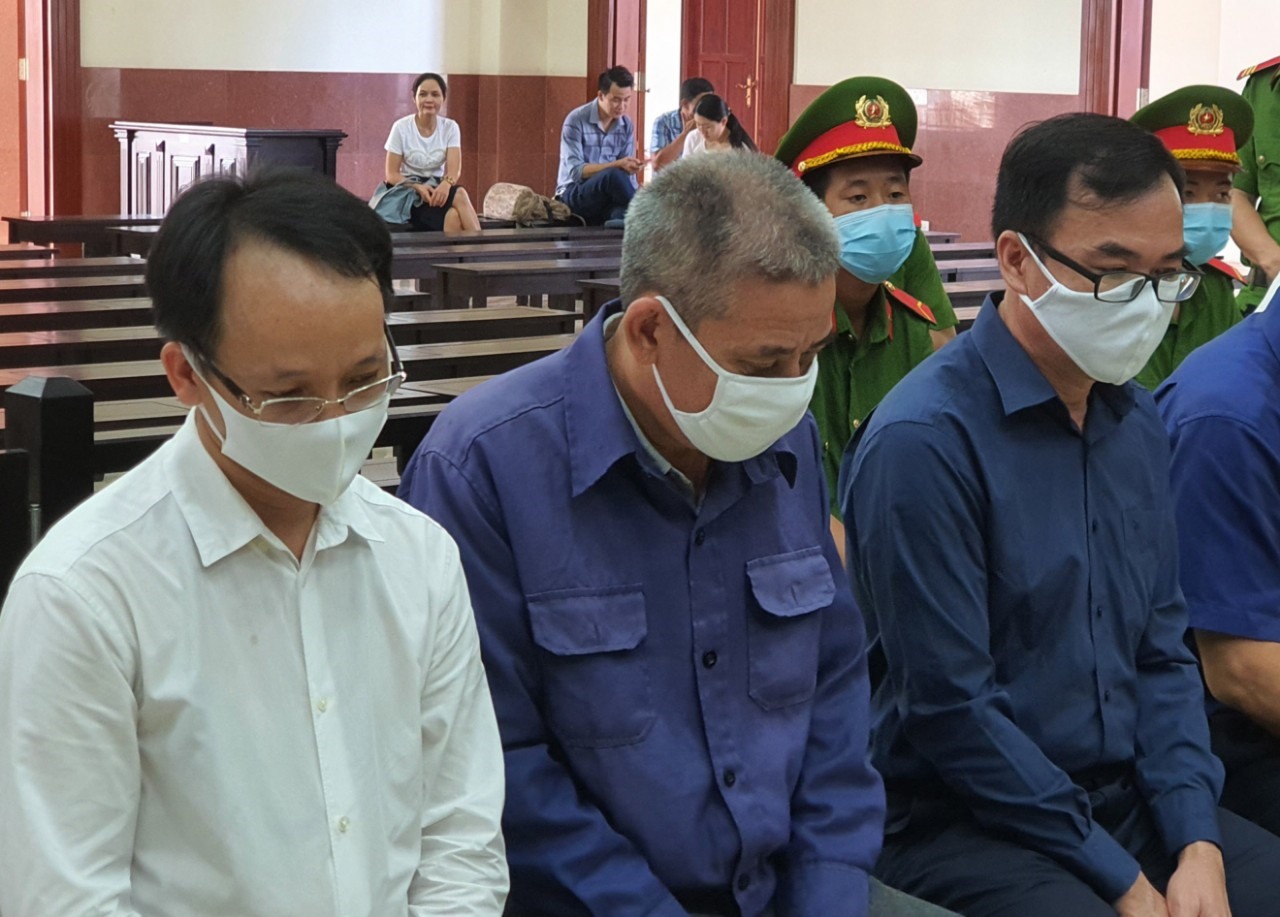 Từ trái qua, các bị cáo Nguyễn Thanh Chương, Lê Văn Thanh, Trương Văn Út. Ảnh: Đình Trường.