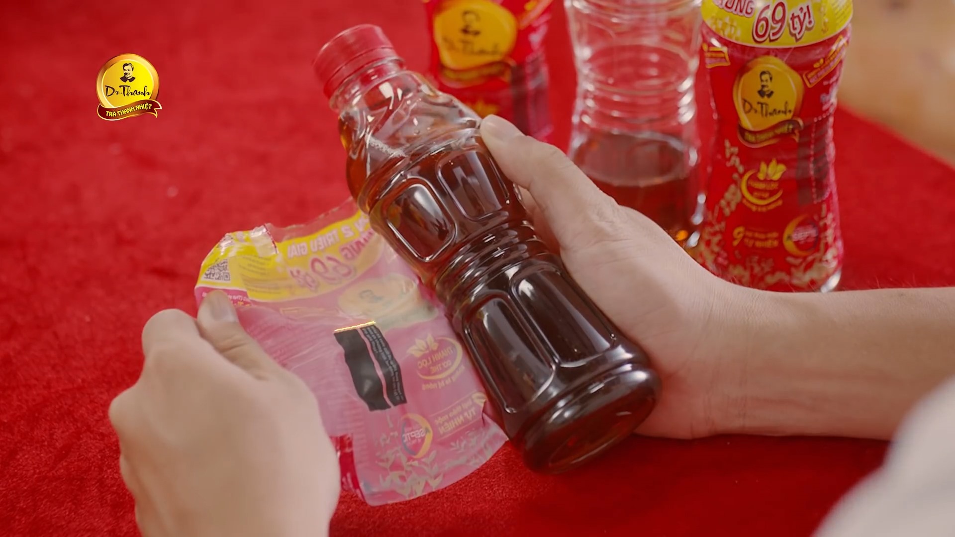 Lấy mã code trong nhãn chai khuyến mại. Ảnh: Tân Hiệp Phát.