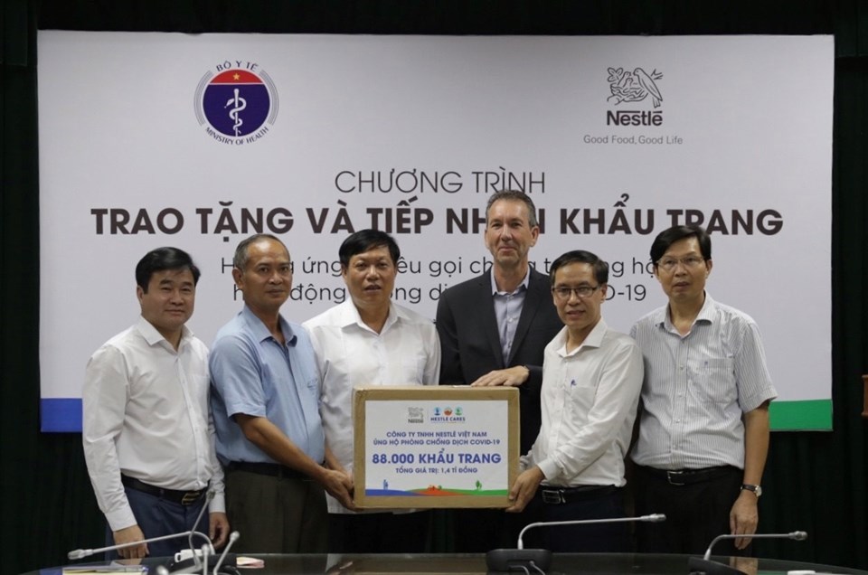 Đại diện lãnh đạo Bộ Y tế, Cục Y tế dự phòng, Sở Y tế Hà Nội và Sở Y tế tỉnh Hưng Yên tiếp nhận khẩu trang từ đại diện Nestlé Việt Nam Đại diện lãnh đạo Bộ Y tế, Cục Y tế dự phòng, Sở Y tế Hà Nội và Sở Y tế tỉnh Hưng Yên tiếp nhận khẩu trang từ đại diện Nestlé Việt Nam