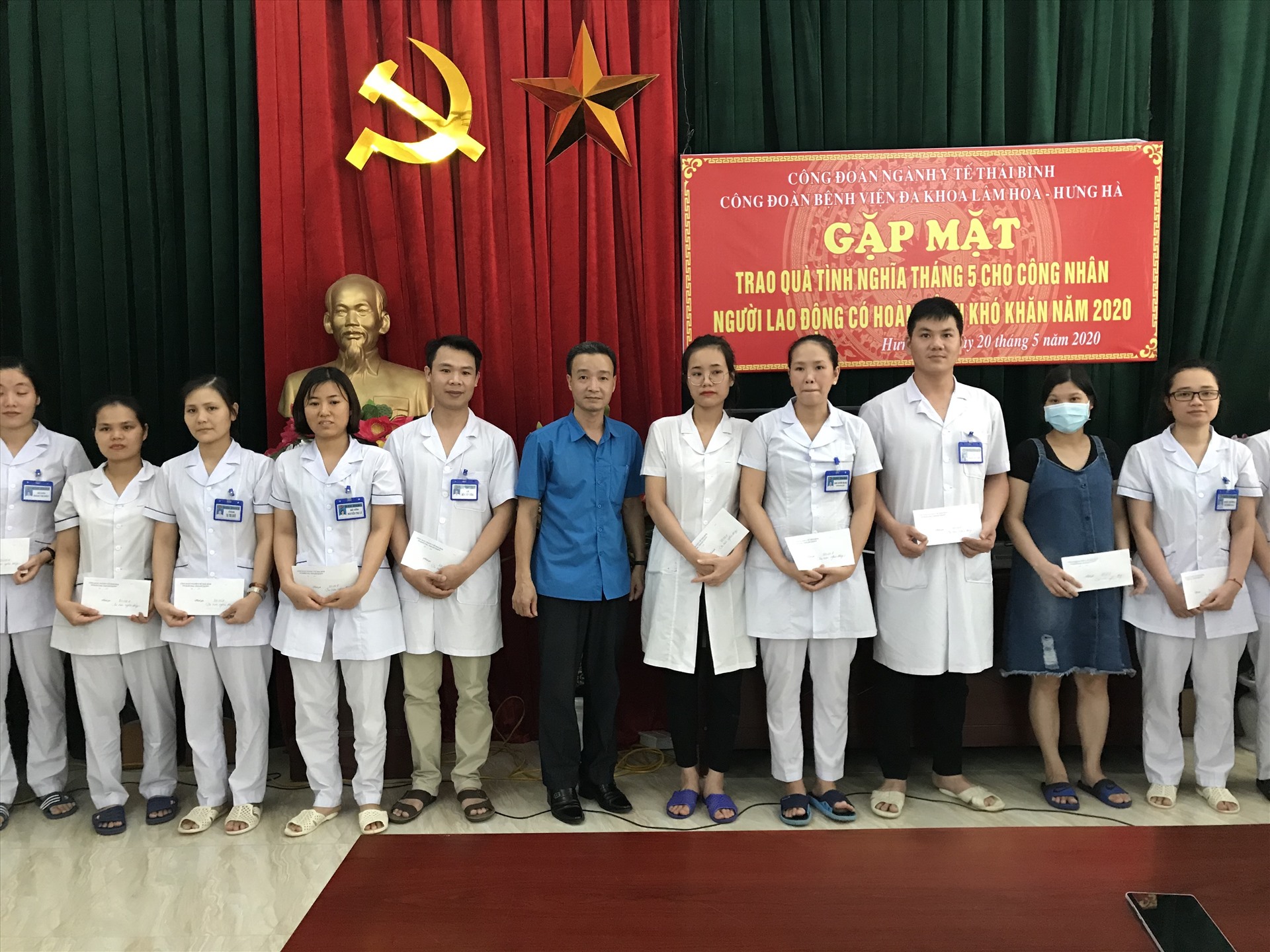 Đồng chí Đào Văn Truyền - Phó Chủ tịch Công đoàn ngành Y tế tặng quà cho các đoàn viên thuộc bệnh viện đa khoa Lâm Hoa huyện Hưng Hà. Ảnh: B.Mạnh