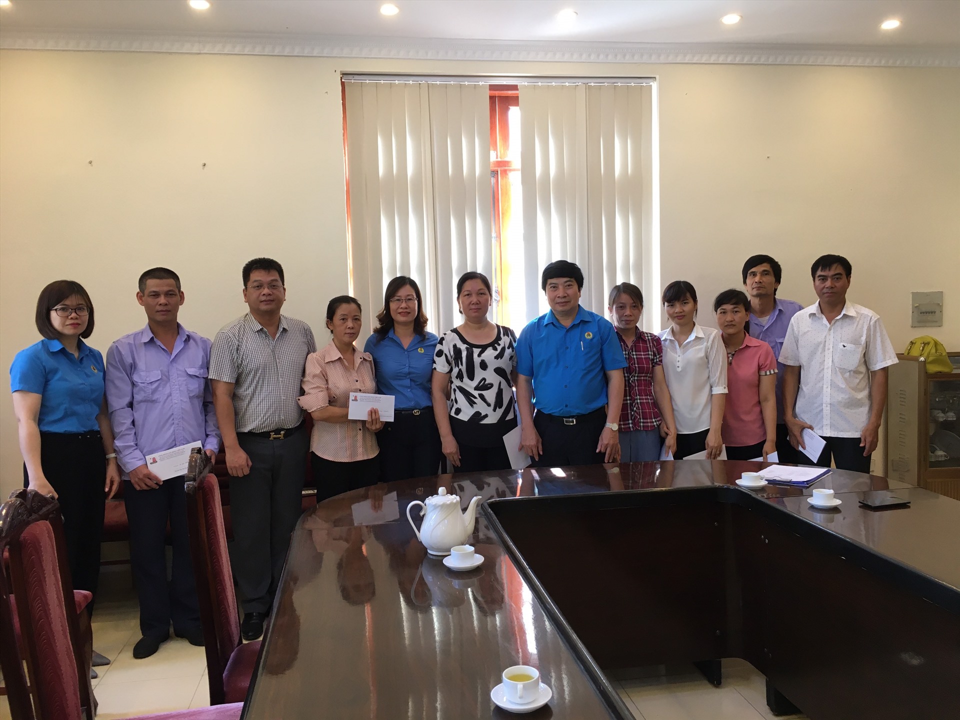 Đồng chí Phạm Xuân Hải, Phó Chủ tịch Công đoàn Xây dựng Việt Nam trao hỗ trợ cho đoàn viên CĐCS Công ty COMA 7 thuộc CĐ Tổng công ty COMA. Ảnh: Bảo Hân