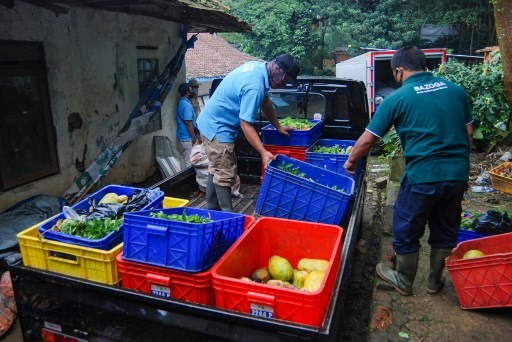 Các công nhân đang chuẩn bị thức ăn cho động vật, trong bối cảnh sở thú đang gặp khó khăn, phải nhờ vào tiền quyên góp để duy trì cuộc sống cho các con thú. Ảnh: AFP