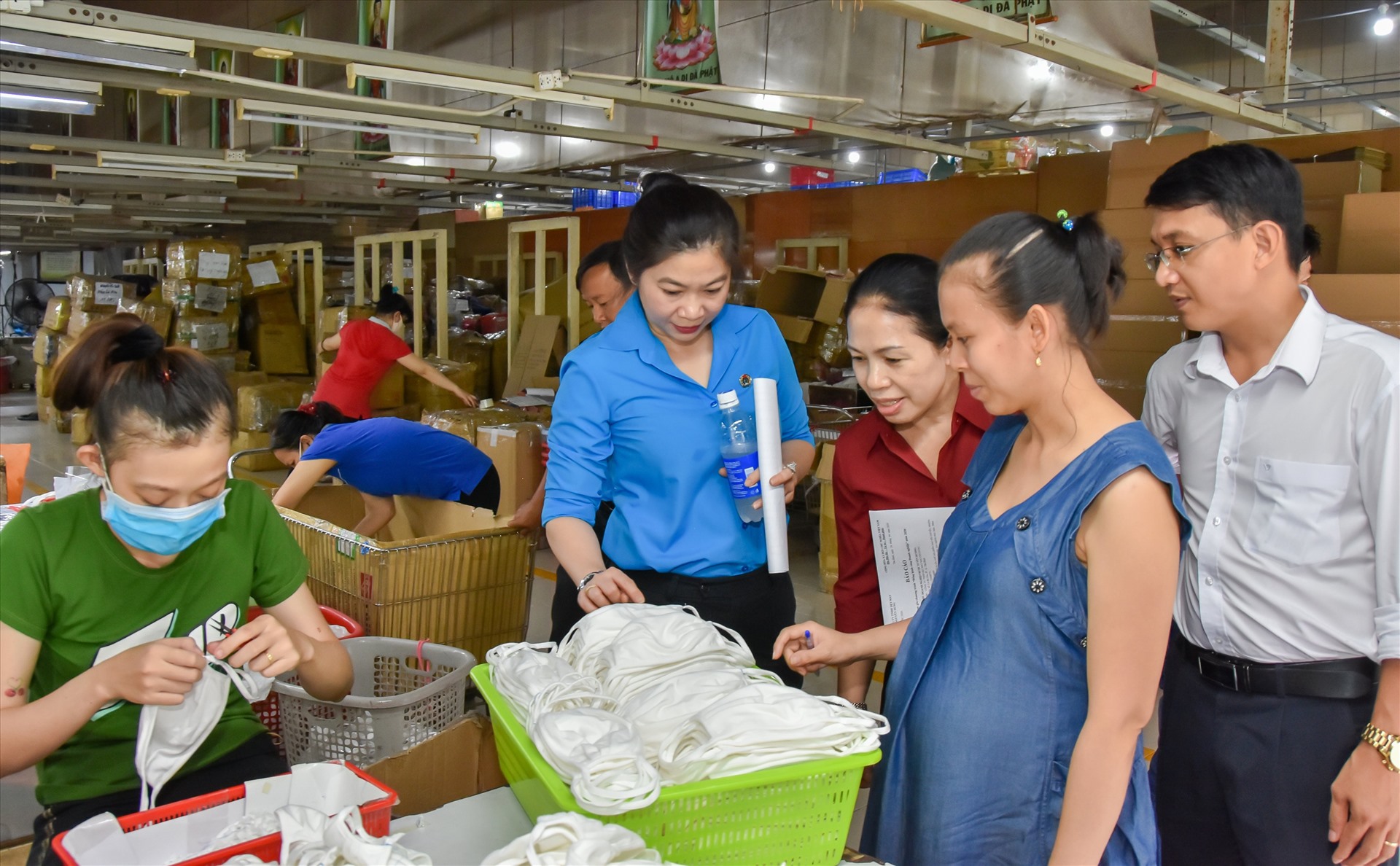 Lãnh đạo Quận Tân Bình thăm hỏi người lao động của Công ty TNHH Dệt may Nguyên Dung. Ảnh Đức Long