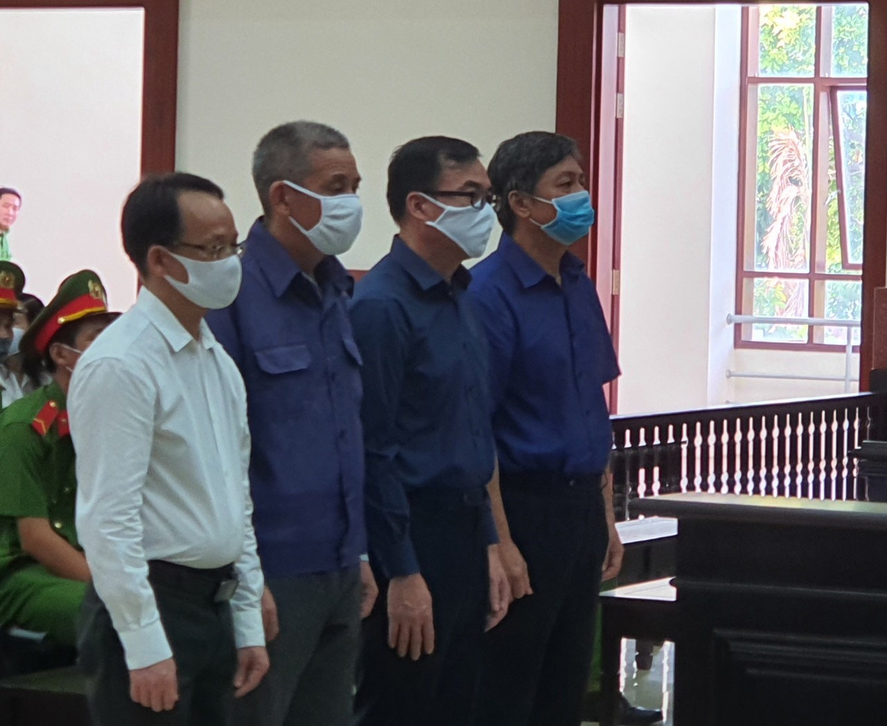Các bị cáo nghe hội đồng xét xử tuyên án chiều 22.5. Ảnh: Đình Trường.
