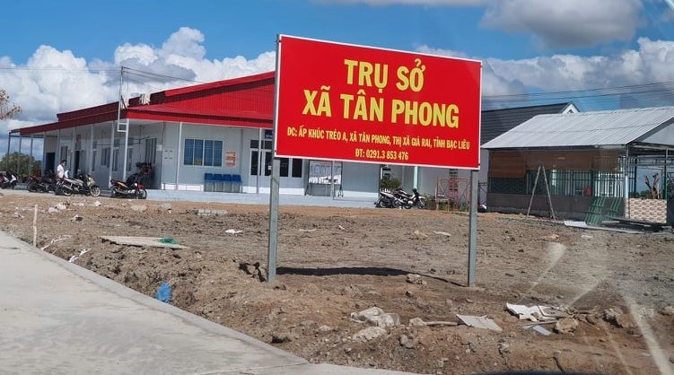 Dù đã đạt tiêu chí xã nông thôn mới, nhưng hiện nay xã Tân Phong đang làm việc trong nhà tiền chế (ảnh Nhật Hồ)