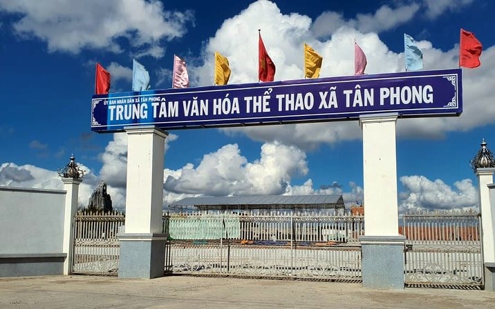 Trung tâm văn hóa thể thao xã Tân Phong bề ngoài hoành tráng, nhưng phía trong là đất của doanh nghiệp (ảnh Nhật Hồ)