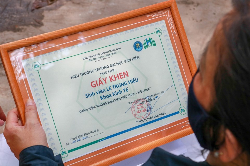 Giấy khen của Trường đại học Văn Hiến đến Lê Trung Hiếu. Ảnh: Nhà trường cung cấp. Giấy khen của Trường đại học Văn Hiến đến Lê Trung Hiếu. Ảnh: Nhà trường cung cấp.