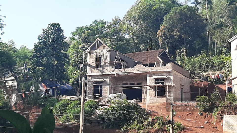 Gia đình đang xây nhà 2 tầng ở xóm Rậm, xã Tân Lập cũng nhận được hỗ trợ. Ảnh: Phạm Đông