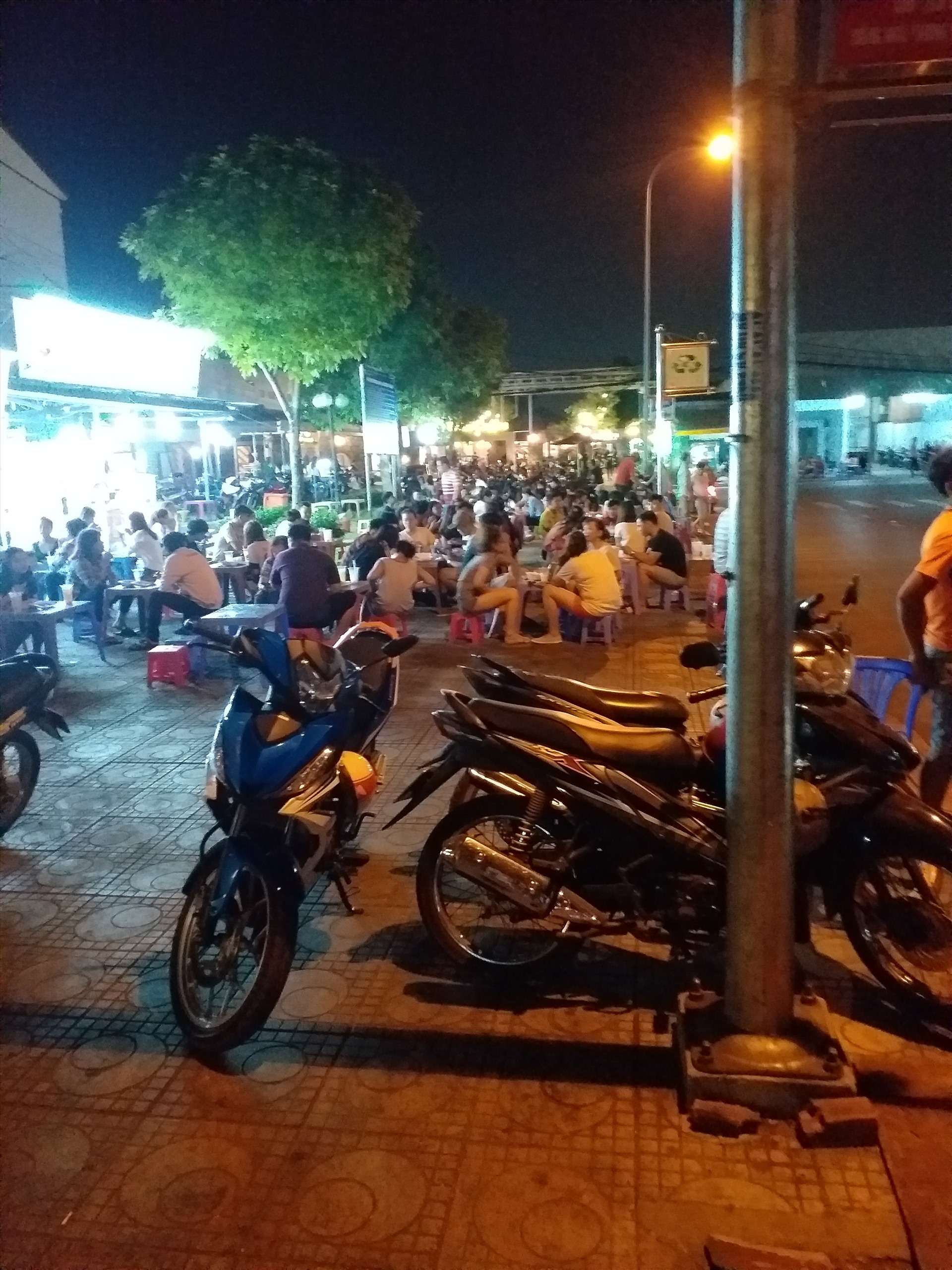 Vỉa hè trong khu vực vườn hoa công viên bị chiếm dụng để kinh doanh ăn uống. Ảnh: Đặng Đức