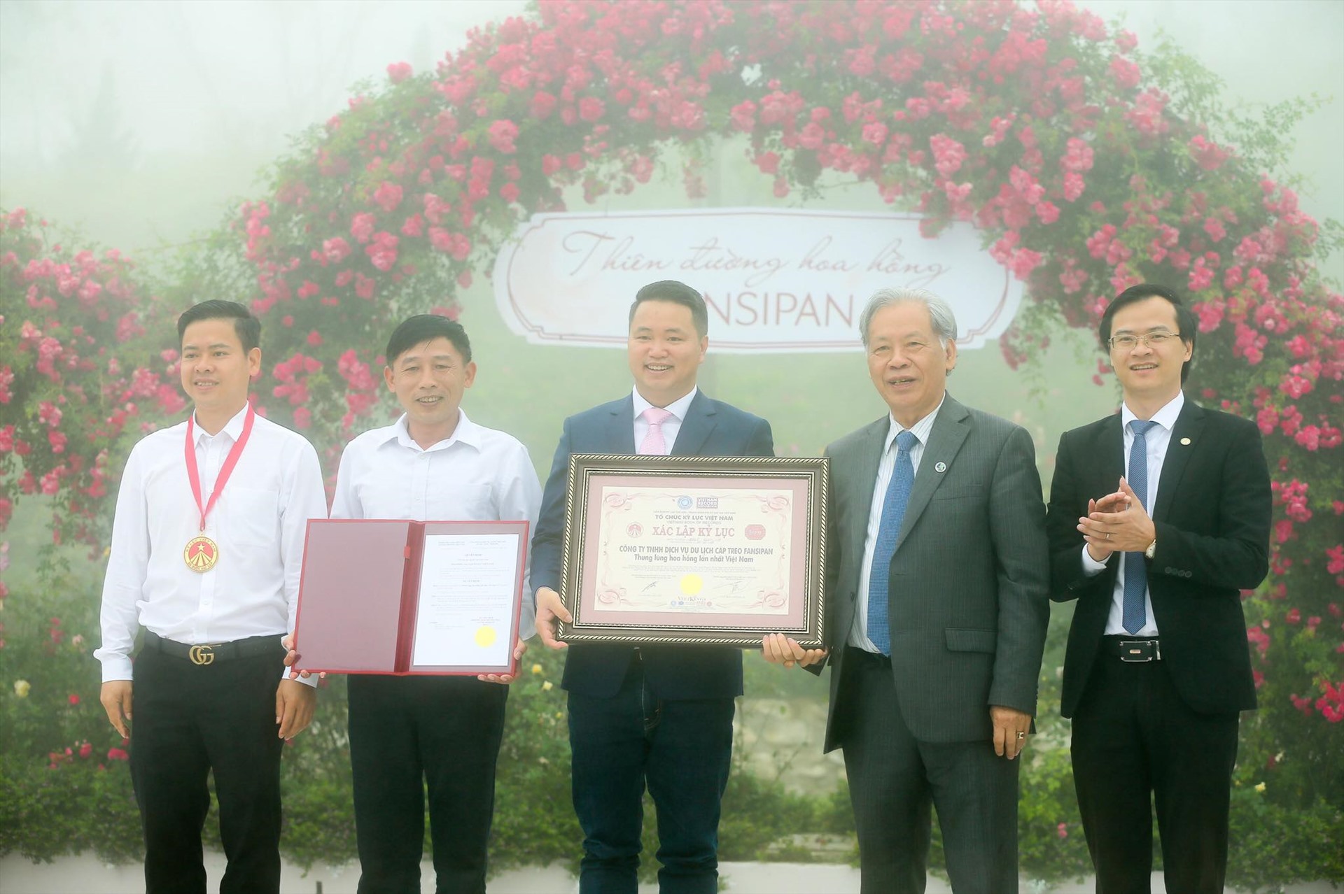 Ông Nguyễn Xuân Chiến - GĐ Khu du lịch Sun World Fansipan Legend nhận chứng nhận kỷ lục mới cho thung lũng hoa hồng. Ảnh: BTC.
