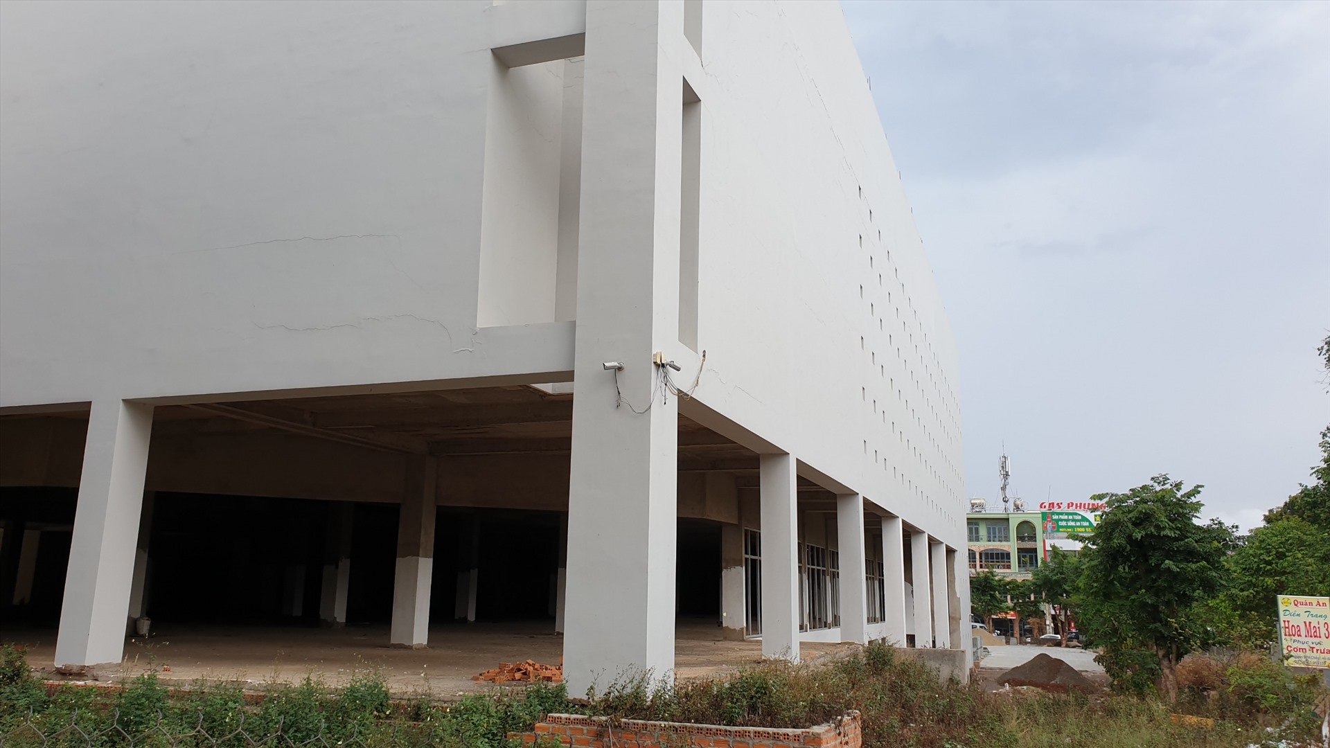 Dự án được xây dựng với mục tiêu xây dựng và kinh doanh trung tâm thương mại với quy mô 1 khách sạn 3 sao, khối siêu thị và khối văn phòng cho thuê với diện tích gần 12.000 mét vuông, tổng số vốn 290 tỉ đồng. Ảnh: Lin Xong
