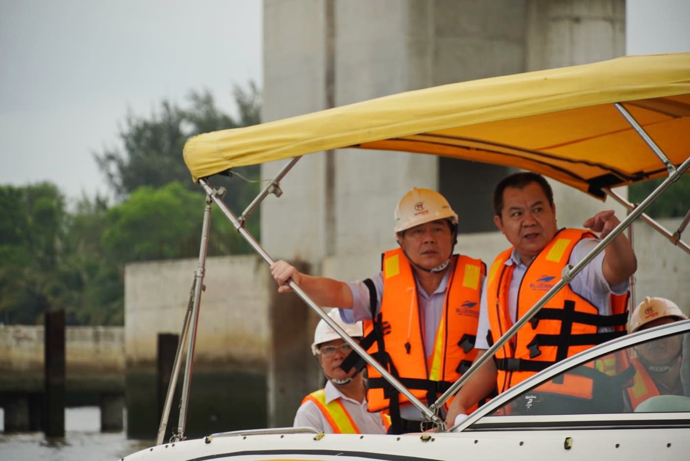 Chủ tịch UBND TPHCM Nguyễn Thành Phong (giữa) đi cano thị sát dự án chống ngập 10.000 tỉ đồng. Ảnh: Minh Quân