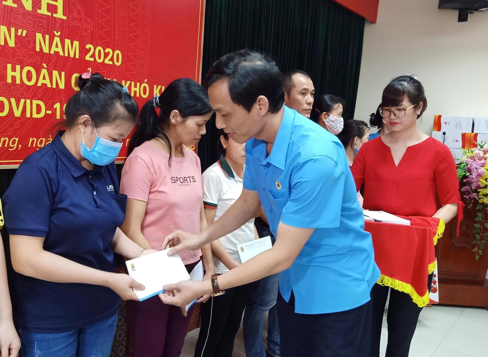 Công nhân lao động được nhận quà từ công đoàn, mỗi suất trị giá 500.000 đồng. Ảnh Diệu Thúy