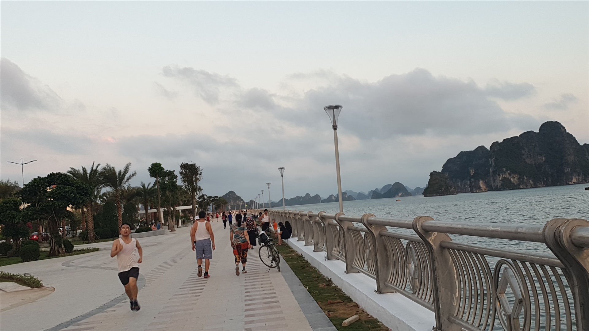 Người dân tập thể dục trên tuyến đường bao biển đẹp nhất Quảng Ninh. Ảnh: Nguyễn Hùng