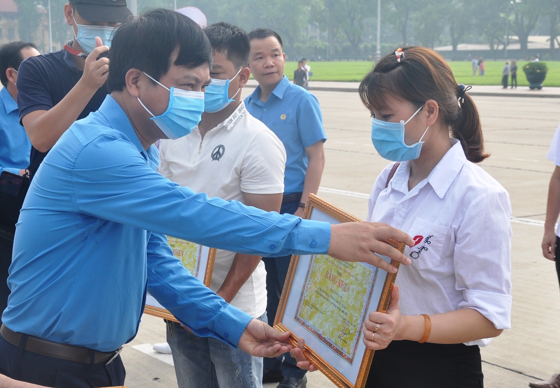 Ông Vũ Anh Đức - Ủy viên Đoàn Chủ tịch, Trưởng ban Tổ chức Tổng Liên đoàn Lao động Việt Nam - trao Bằng khen cho các công nhân lao động xuất sắc. Ảnh: Quế Chi
