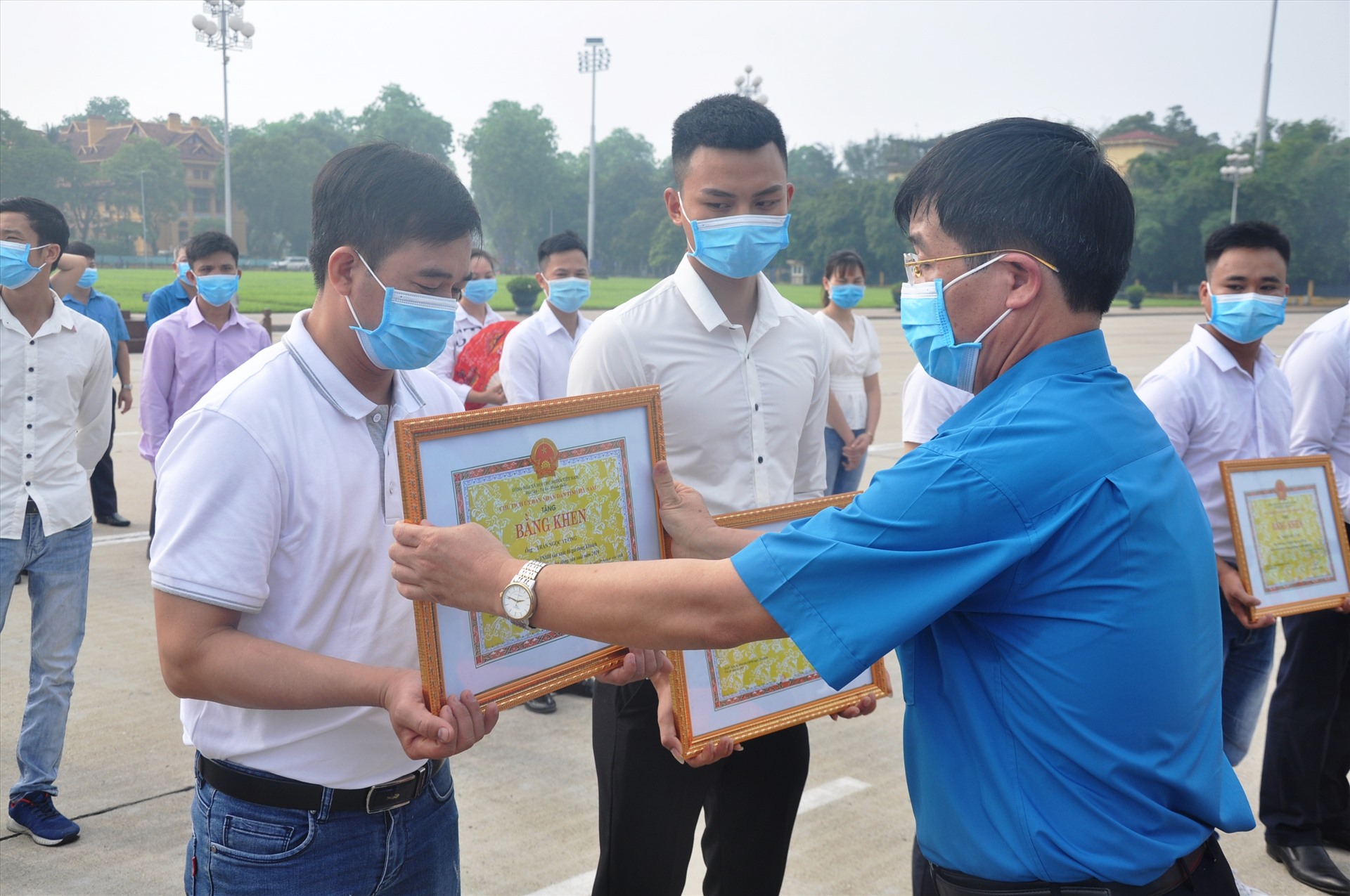 Ông Trịnh Văn Bừng – Chủ tịch Liên đoàn Lao động tỉnh Hà Nam - trao Bằng khen cho công nhân lao động xuất sắc. Ảnh: Quế Chi