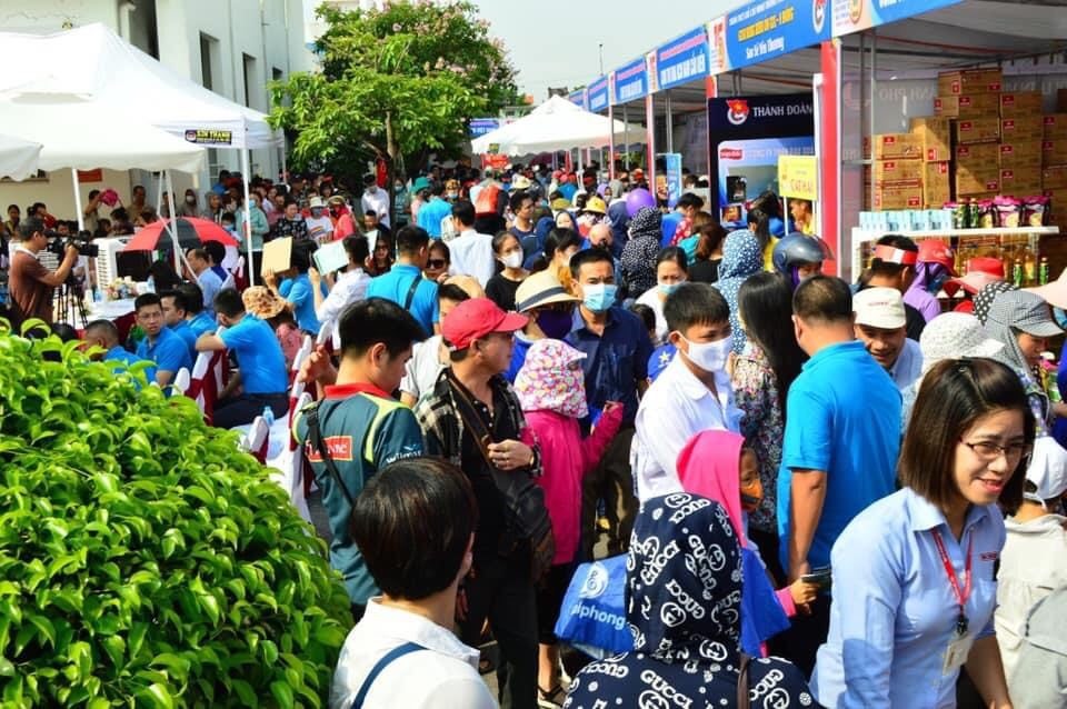 Không khí đông vui, tấp nập tại Phiên chợ 0 đồng ngày 24.5. Ảnh Duy Lân