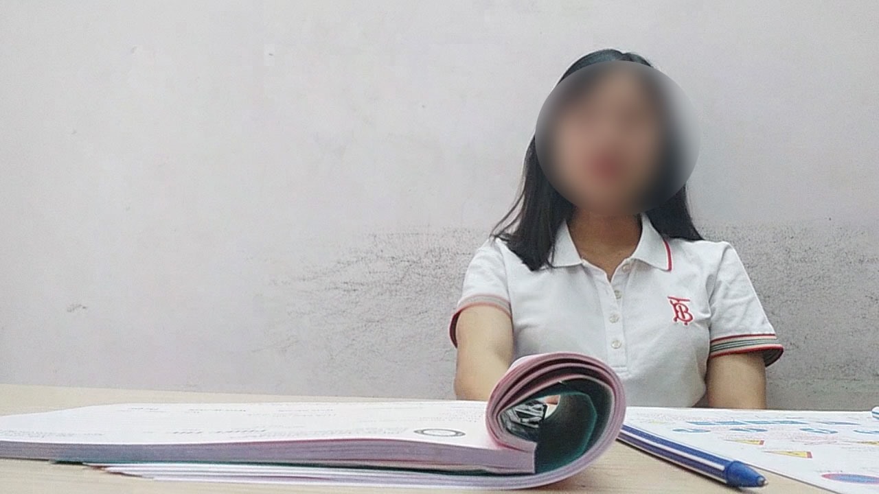 Một nhân viên trung tâm cho biết gói thi 1,2 triệu “bao đậu 100%” sẽ thi tại Vĩnh Phúc và có xe đưa đón thí sinh. Ảnh: Sương Mai.
