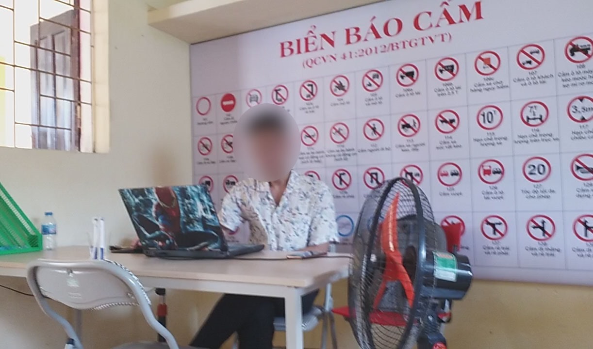 Nam nhân viên tư vấn gói “chống trượt” với giá 1,5 triệu đồng kèm cam kết chỉ 4-5 ngày sau khi thi sẽ có giấy phép lái xe “xịn“. Ảnh: Sương Mai.