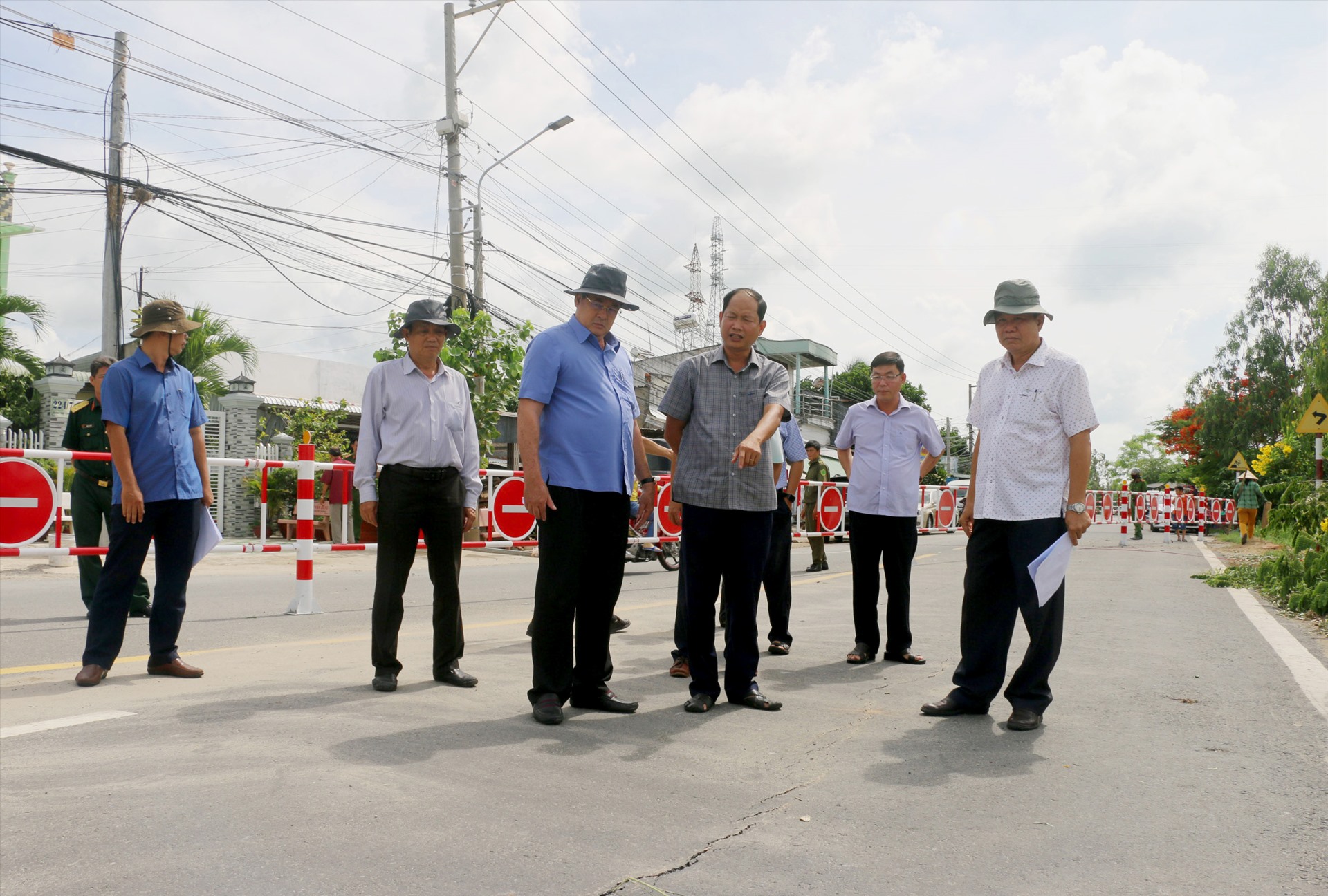 Khảo sát hiện trường. Ảnh: LT