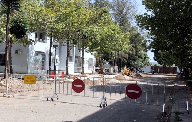 Sau khi để một người bán hàng rong vào được khu cách ly, Bạc Liêu co dựng hàng rào, kiểm soát chặt ra vào Bệnh viện Đa khoa Bạc Liêu (ảnh Nhật Hồ)