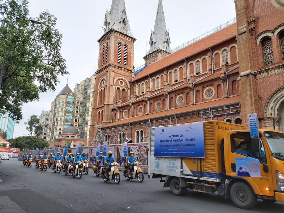 Lễ ra quân tuyên truyền “Tháng Vận động triển khai BHXH toàn dân” tại TPHCM. Ảnh Nam Dương Lễ ra quân tuyên truyền “Tháng Vận động triển khai BHXH toàn dân” tại TPHCM. Ảnh Nam Dương
