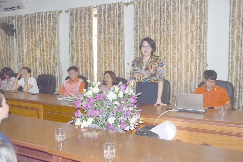 Đồng chí Vũ Thị Dung-mẹ cháu Khôi - xúc động cảm ơn Ban giám hiệu, Ban chấp hành Công đoàn cùng toàn thể cán bộ viên chức nhà trường. Ảnh: CĐ Trường