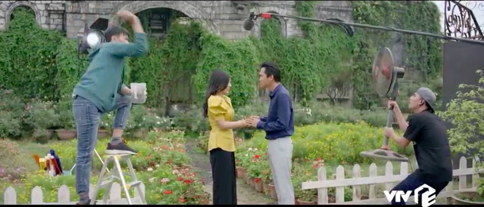 Những cảnh quay lãng mạn giữa Bách và Kim trong phim đầu tay của Bách, đạo diễn đã tuyển người “ném lá” và bê quạt điện.... Ảnh cắt từ phim: Nguồn VTV.
