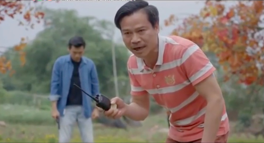 Sau khi đặt tên cho chiếc xe cà tàng của Cao Minh Bách là Đan Lê - tên diễn viên 'Người phán xử' và cũng là vợ đạo diễn Khải Anh, lấy tên 2 đạo diễn xuất hiện trong phim là Bùi Tiến Huy và Trọng Trinh thêm tình tiết hài cho khản giả. Trong những tập gần đây, tính cách của các nhân vật bớt nhí nhố thay vào đó là những phân cảnh của các diễn viên quần chúng tăng phần vui nhộn. Ảnh cắt từ phim: Nguồn VTV.
