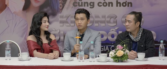 Những tên phim “kỳ quái” chỉ có ở Nhà trọ Balanha: Người đàn bà goá chồng bật khóc bên bụi chuối bỗng nhiên thấy một người đàn ông goá vợ tất bật chạy tới hay Lời nói dối muộn màng cũng còn hơn không có lời nói dối nào hay Ngày chủ nhật nọ, tôi đang đi đằng trước, có một người đàn ông đi từ đằng sau và tôi biết mình đã yêu... Ảnh cắt từ phim: Nguồn VTV.