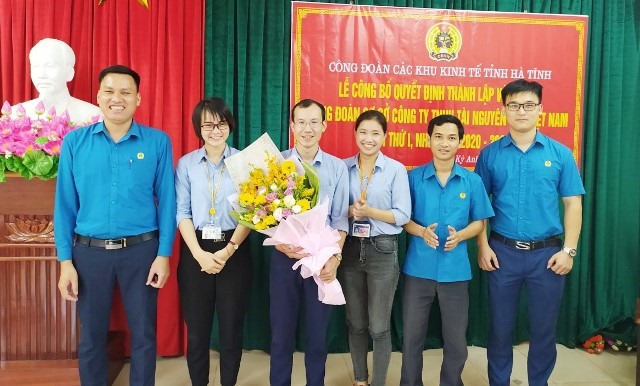 Tặng hoa cho Ban chấp hành CĐCS.