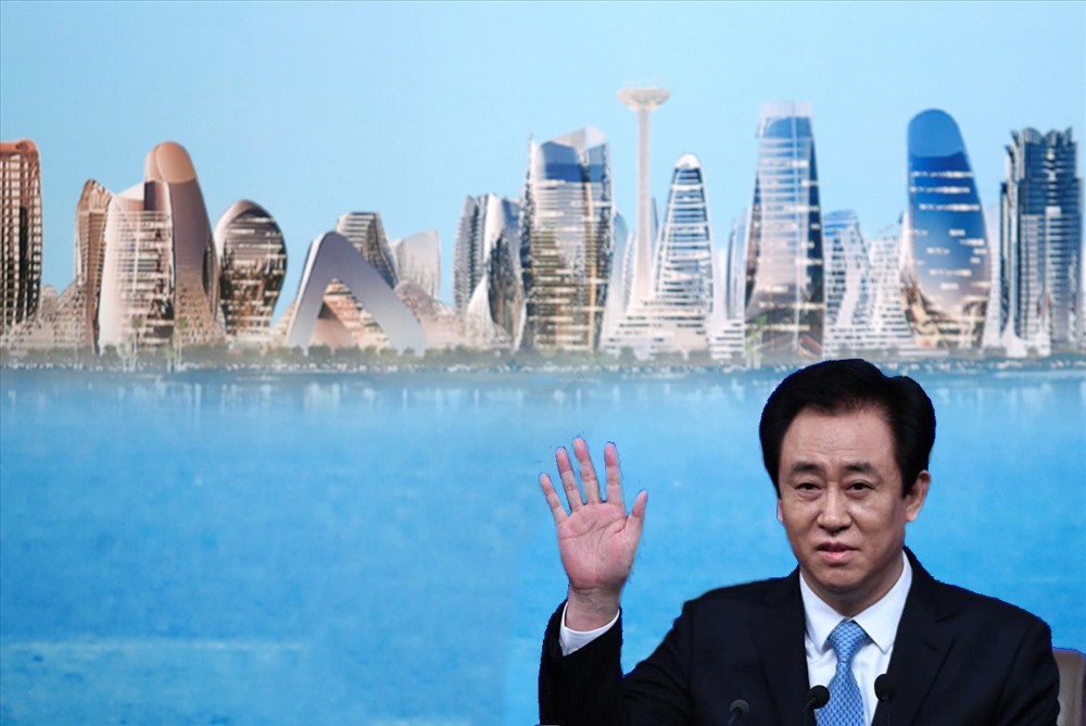 Hui Ka Yan là Chủ tịch Công ty địa ốc China Evergrande Group. Ông được biết đến một tỉ phú tích cực làm từ thiện với nhiều đóng góp cho giáo dục, văn hóa, thể thao, đời sống. Đồ họa: Phan Anh